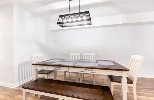Greensboro Apartamento | Modern Basement Suite, 2BR Sofa Bed, Parking