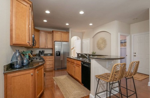 Sun Ridge Casa | Modern Bayside Villa: Ideal for Family and Golf