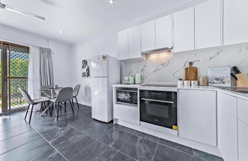 Cannonvale Apartamento | Modern Beach Front Apartment