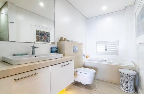 Shaka's Rock Apartamento | Modern Beach Front Apartment