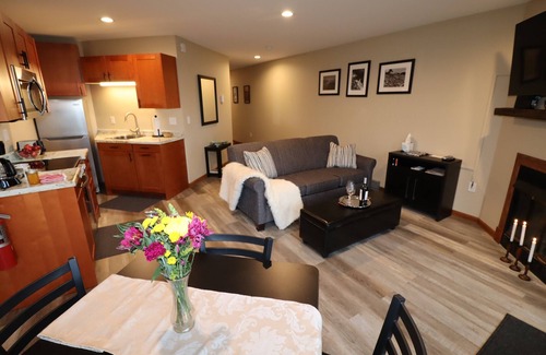 Bayfield Condominio | Modern Beach Front Condo with Lake Views