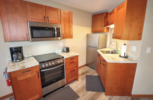 Bayfield Condominio | Modern Beach Front Condo with Lake Views