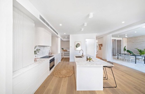 Corlette Casa | Modern Beach Haven, hot Tub and Sauna ,6 minutes to beach or Market