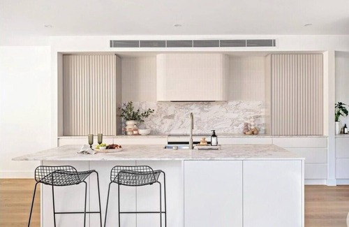 Corlette Casa | Modern Beach Haven, hot Tub and Sauna ,6 minutes to beach or Market