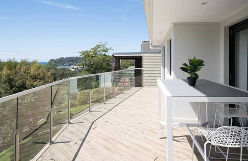 North Avoca Casa | Modern Beach Home / Stunning View / Great Garden