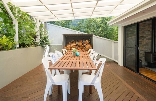 North Avoca Casa | Modern Beach Home / Stunning View / Great Garden