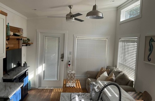 Mount Vernon Cabina | Modern Beach Retreat - 1 Bed / Loft