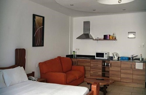 Bamburi Apartamento | Moderno apartamento estudio en la playa con aire acondicionado y balcón