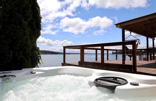 Allyn Casa | Modern Beachfront Cabin with Hot Tub and Spectacular Views