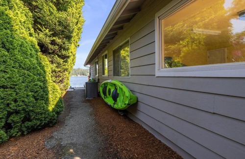 Allyn Casa | Modern Beachfront Cabin with Hot Tub and Spectacular Views
