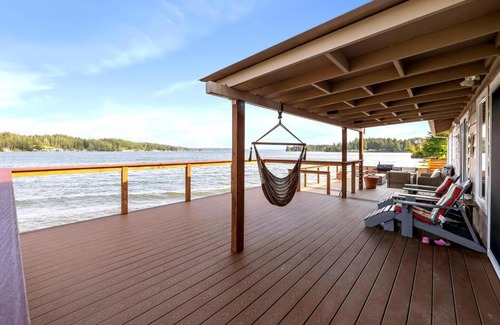 Allyn Casa | Modern Beachfront Cabin with Hot Tub and Spectacular Views