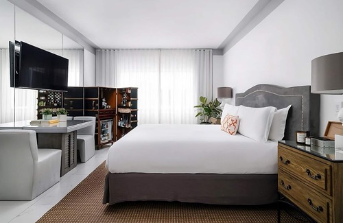 City Center Complejo | Modern Beachfront Escape in Miami! Outdoor Swimming Pool, Pet-friendly Property!