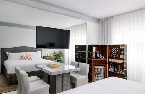 City Center Complejo | Modern Beachfront Escape in Miami! Outdoor Swimming Pool, Pet-friendly Property!