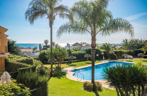 Urbanizacion Costabella Apartamento | Modern beachside Penthouse with amazing sea views in Costabella, Marbella