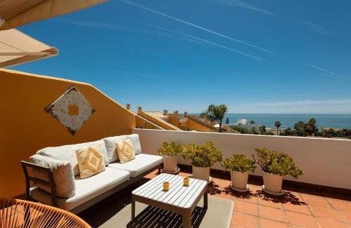 Urbanizacion Costabella Apartamento | Modern beachside Penthouse with amazing sea views in Costabella, Marbella