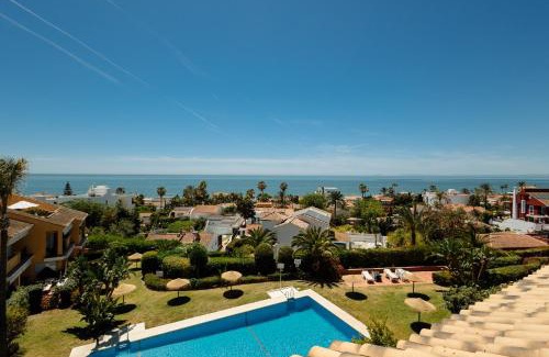 Urbanizacion Costabella Apartamento | Modern beachside Penthouse with amazing sea views in Costabella, Marbella