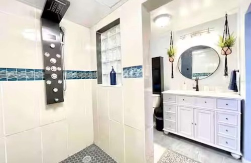 Childs Park Cabaña | Modern Beachside Guesthouse in Trendy Downtown