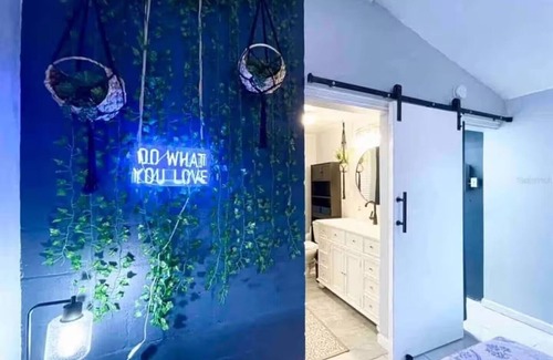 Childs Park Cabaña | Modern Beachside Guesthouse in Trendy Downtown
