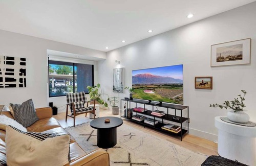 Palm Desert Condominio | Modern, beautiful 2-bedroom condo in the heart of El Paseo, Palm Desert.