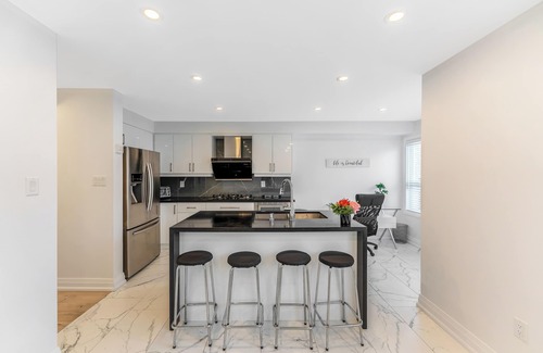 Bayview Glen Casa | Modern & Beautifully Decorated -3 Bdrm W/1Parking!