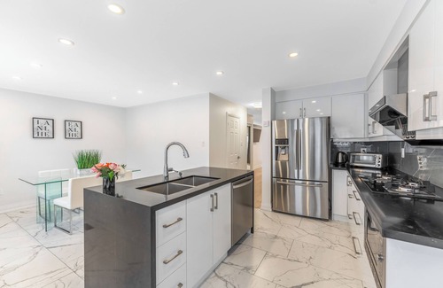 Bayview Glen Casa | Modern & Beautifully Decorated -3 Bdrm W/1Parking!