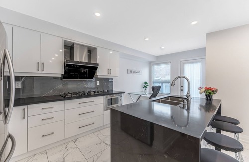 Bayview Glen Casa | Modern & Beautifully Decorated -3 Bdrm W/1Parking!