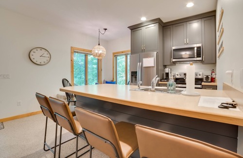 Mancelona Condominio | Modern Bellaire Condo: Pool Access, Near Skiing!