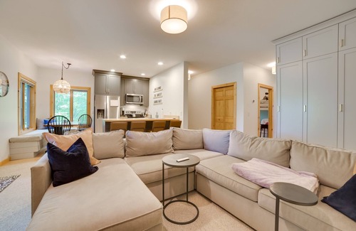 Mancelona Condominio | Modern Bellaire Condo: Pool Access, Near Skiing!