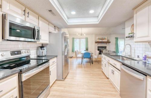 Bentonville Casa | Modern Bentonville Retreat - Sleeps 6 Near Trails