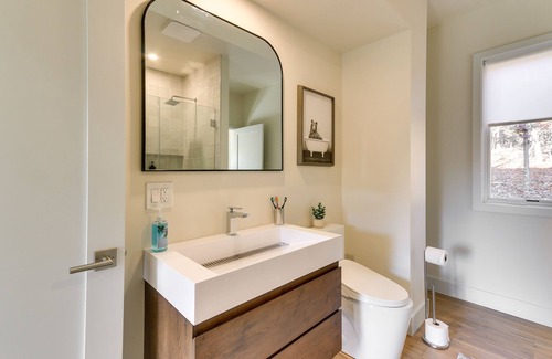 Berkeley Springs Cabina | Modern Berkeley Springs Cabin w/ Private Hot Tub!