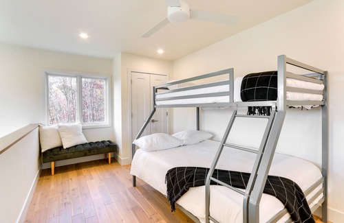 Berkeley Springs Cabina | Modern Berkeley Springs Cabin w/ Private Hot Tub!