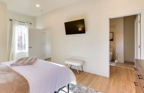 Berkeley Springs Cabina | Modern Berkeley Springs Cabin w/ Private Hot Tub!