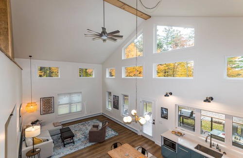 Otis Casa | Encantador nuevo Berkshires Cottage 🌲 chimenea, patio y W / D + 7 minutos a Otis Ridge