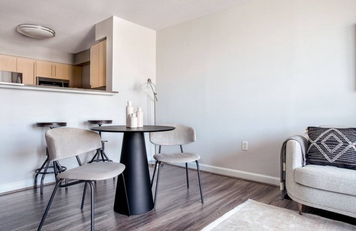 Woodmont Triangle Apartamento | Modern Bethesda 2BR w/ Concierge, Gym, W/D, walk to Metro, by Blueground