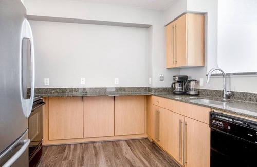 Woodmont Triangle Apartamento | Modern Bethesda 2BR w/ Concierge, Gym, W/D, walk to Metro, by Blueground