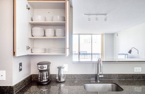 Woodmont Triangle Apartamento | Modern Bethesda 2BR w/ Concierge, Gym, W/D, walk to Metro, by Blueground
