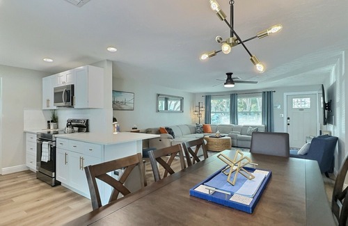 South Gate Ridge Casa | Modern bliss just 10 minutes from Siesta Key beaches and downtown Sarasota