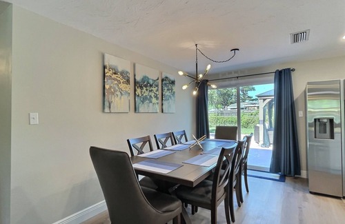 South Gate Ridge Casa | Modern bliss just 10 minutes from Siesta Key beaches and downtown Sarasota