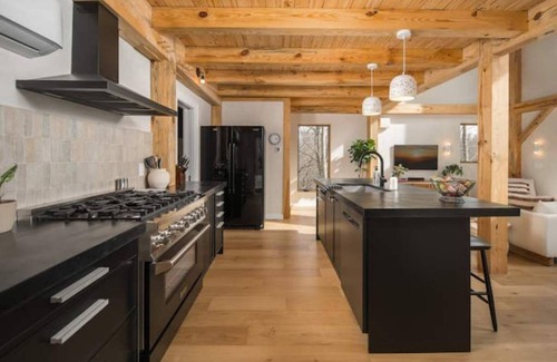 Vilas Casa | Modern Blue Ridge Mountaintop Timber-Frame Home w/ Sauna, Hot Tub and EV Charger