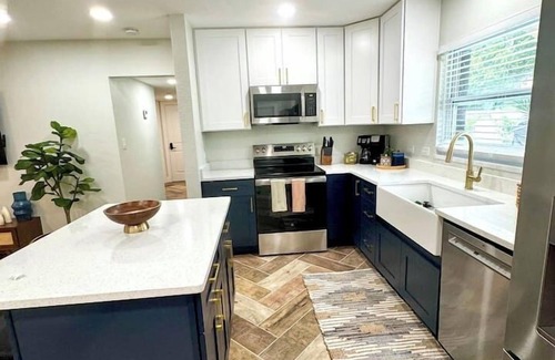Sun Bay South Casa | Modern Boho- 4/3-King Beds/Pool! Pet friendly!