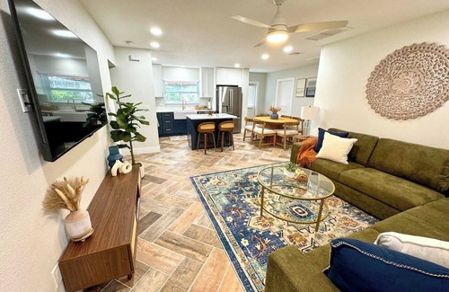 Sun Bay South Casa | Modern Boho- 4/3-King Beds/Pool! Pet friendly!