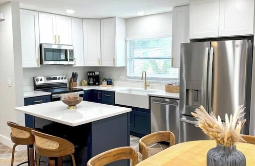 Sun Bay South Casa | Modern Boho- 4/3-King Beds/Pool! Pet friendly!