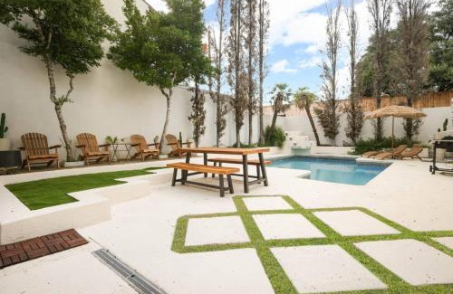 Medical Center District Casa | Modern Boho 5BR W Pool Six flags