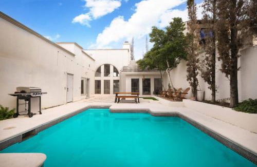 Medical Center District Casa | Modern Boho 5BR W Pool Six flags