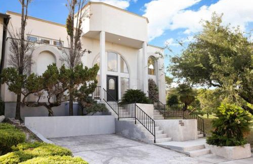 Medical Center District Casa | Modern Boho 5BR W Pool Six flags