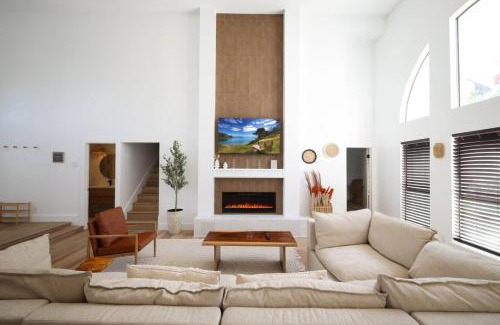 Medical Center District Casa | Modern Boho 5BR W Pool Six flags