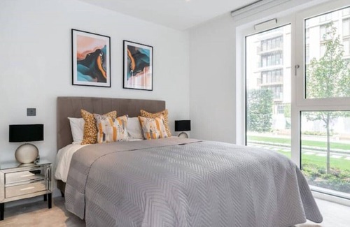 Shepherd's Bush Apartamento | Modern bright 1 bedroom flat with balcony, courtyard, spa, gym & 24-hr concierge