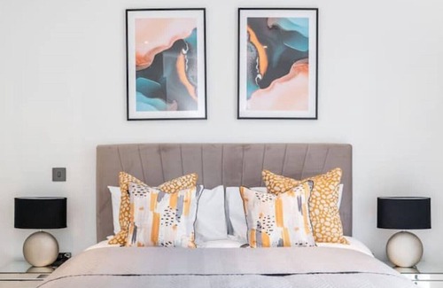 Shepherd's Bush Apartamento | Modern bright 1 bedroom flat with balcony, courtyard, spa, gym & 24-hr concierge
