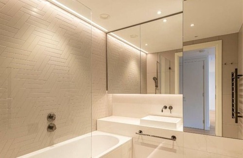 Shepherd's Bush Apartamento | Modern bright 1 bedroom flat with balcony, courtyard, spa, gym & 24-hr concierge