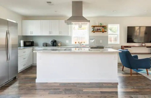 Cherrywood Casa | Modern Bright Cherrywood Abode